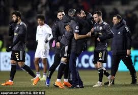 西部半决赛名场面！科比遇犯规+嘘声，如何32分带队晋级？